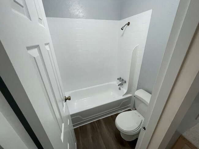 Foto del edificio - Location, location, location!  876 SF Unit...