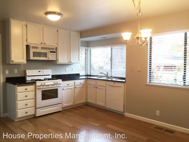 Building Photo - 3 br, 2.5 bath House - 32 Leslie Court
