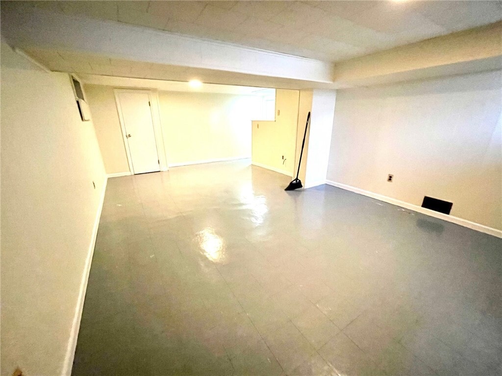 Building Photo - 129 Roselawn Crescent