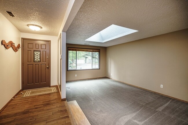 Building Photo - 3 Bedroom 2 Bath Single Level with Fence B...