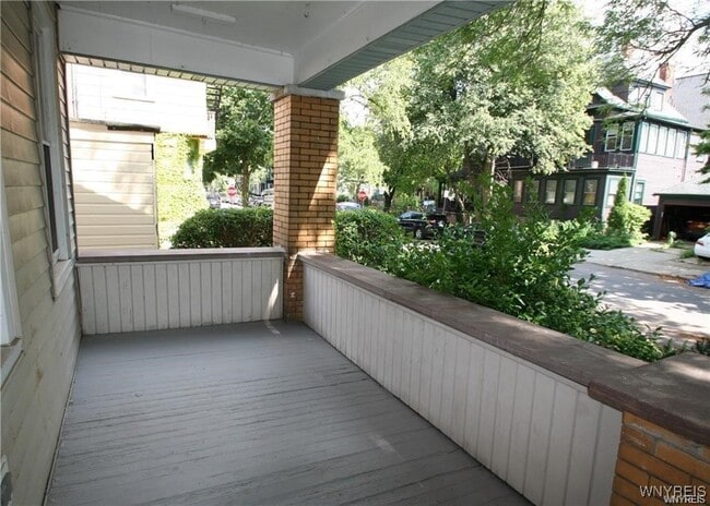 Building Photo - 558 Breckenridge St