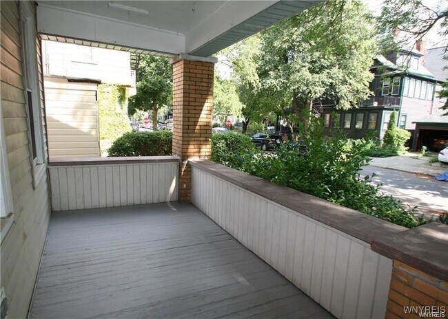 Foto del edificio - 558 Breckenridge St