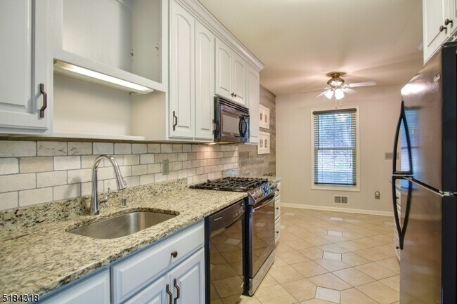 Building Photo - 14 Colonial Ct