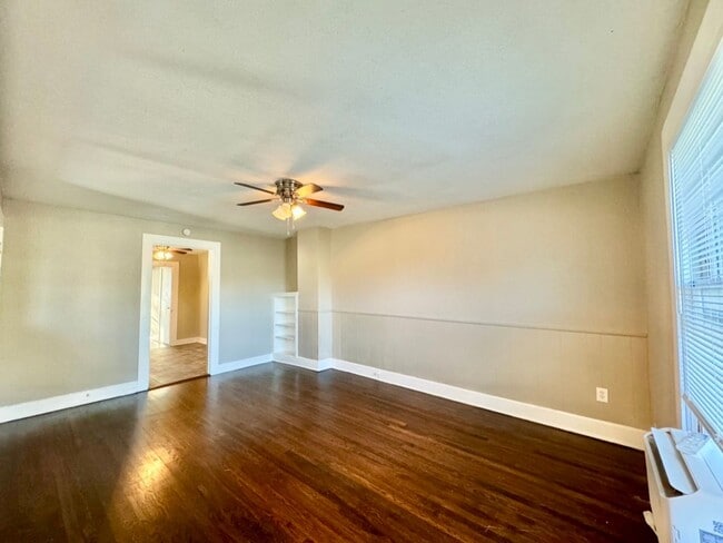 Building Photo - 1-Bedroom, 1-Bath Apartment in Junius Heights