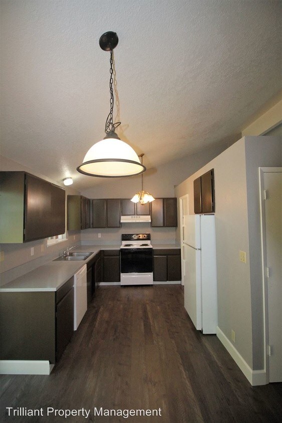 Foto principal - 6652-6658 Waconda Rd NE