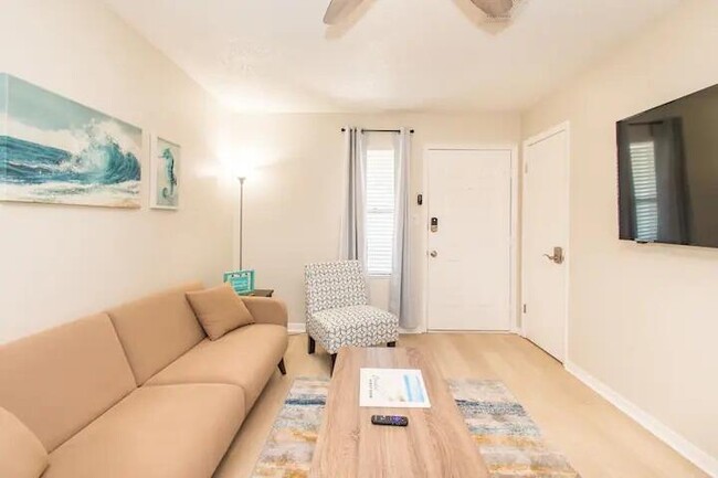 Foto del edificio - 1301 Redwood Ln