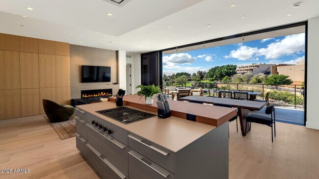 Foto del edificio - 6302 E Camelback Rd