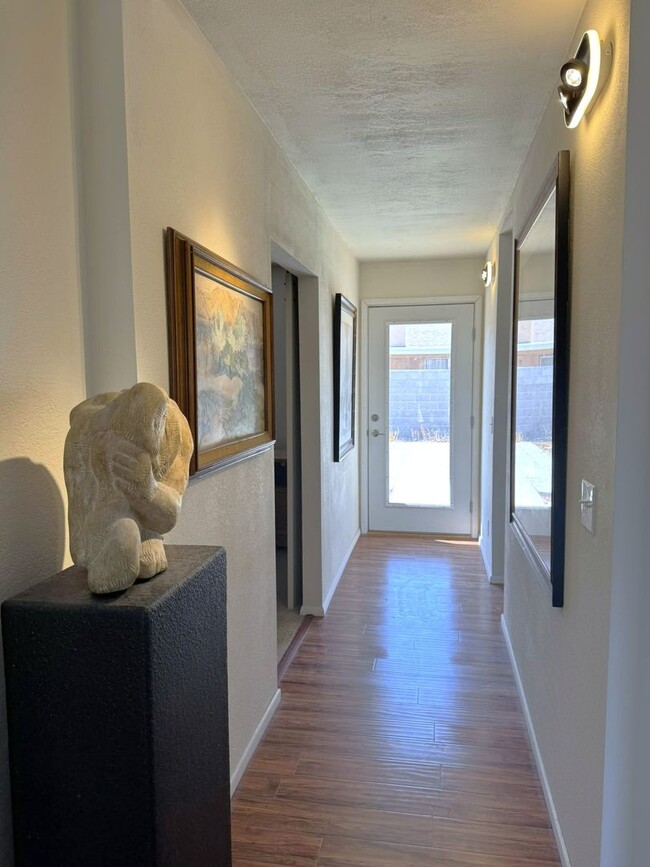 Foto del edificio - 3 BEDROOM HOME IN TIERRA MESA!