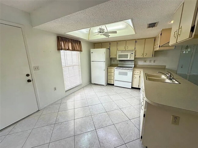 Building Photo - Adorable 2/2 villa in active 55+ community.