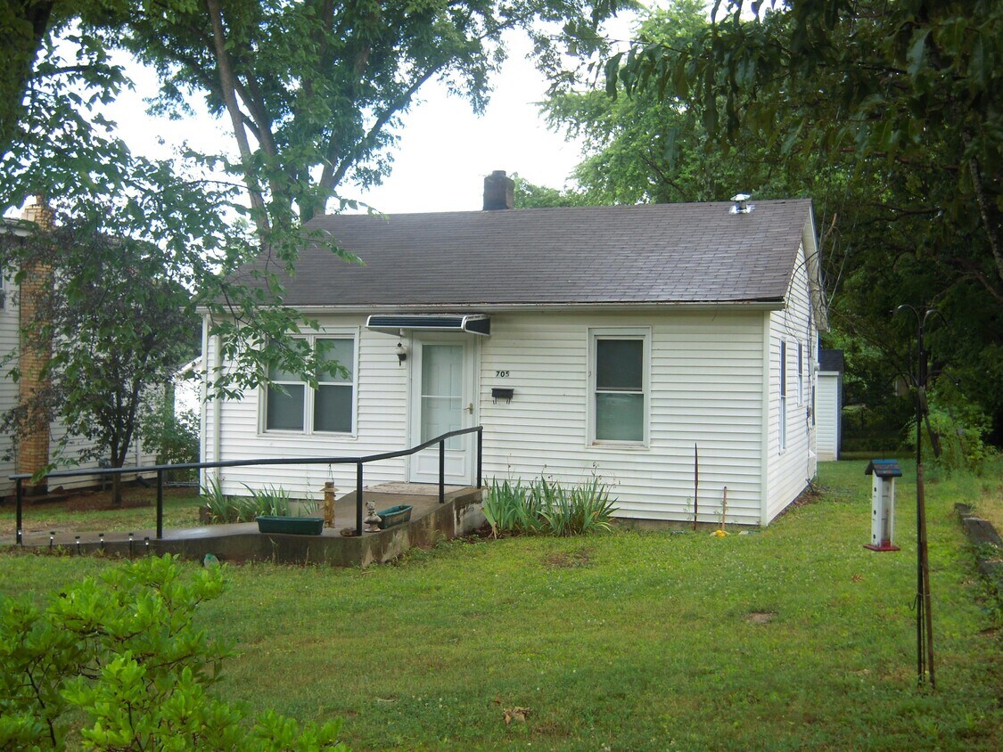 Primary Photo - 705 School Ave