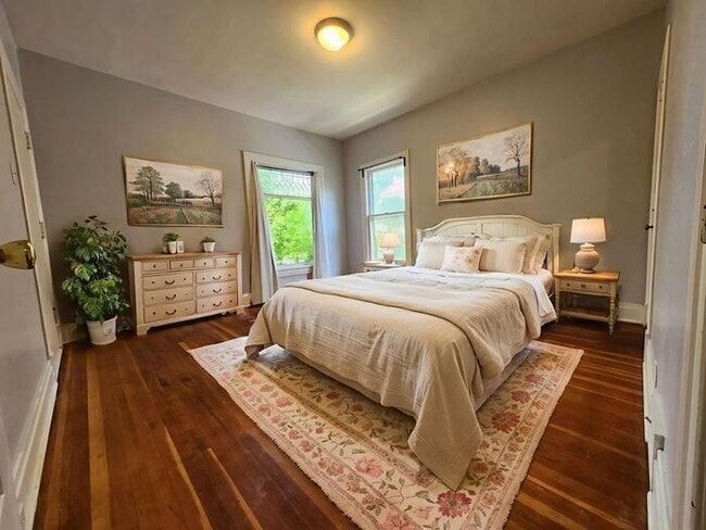 Foto del edificio - Victorian Home Downtown – Available NOW