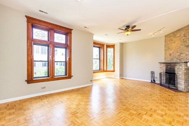 Building Photo - 4008 N Clarendon Ave