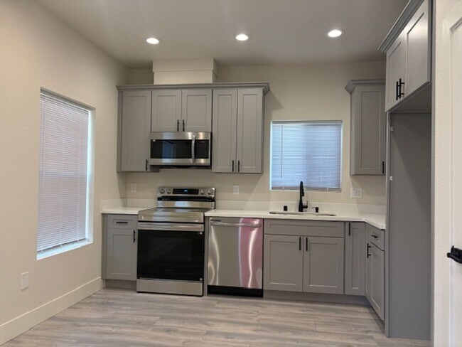 Building Photo - Two bedroom near Historical downtown Folsom