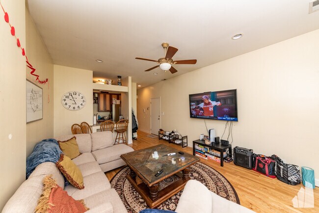 Foto del edificio - 1133 W Addison St