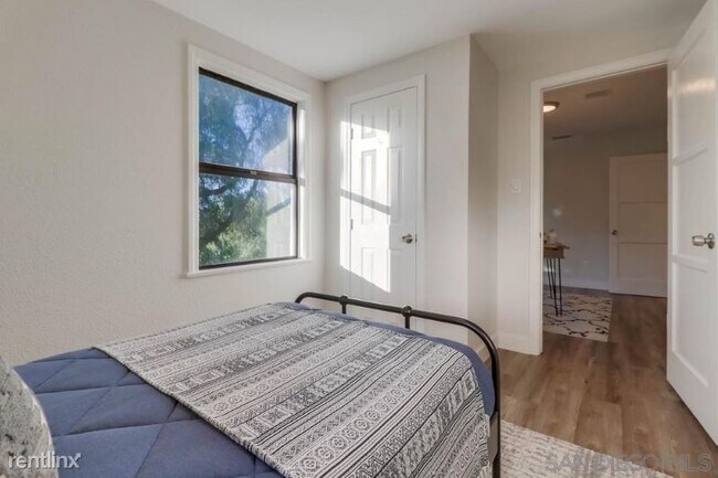 Building Photo - 3 br, 1 bath Townhome - 124 Dikeman St