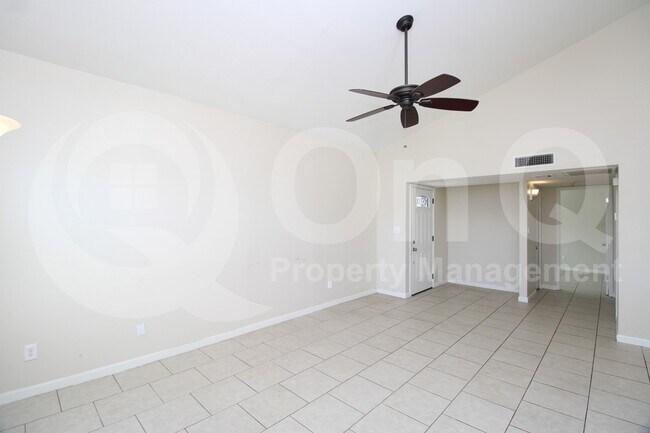 Foto del edificio - 928 E Diamond Dr