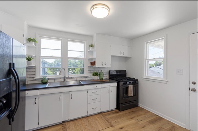 Foto del edificio - Updated South Omaha Home with Oversized Garage