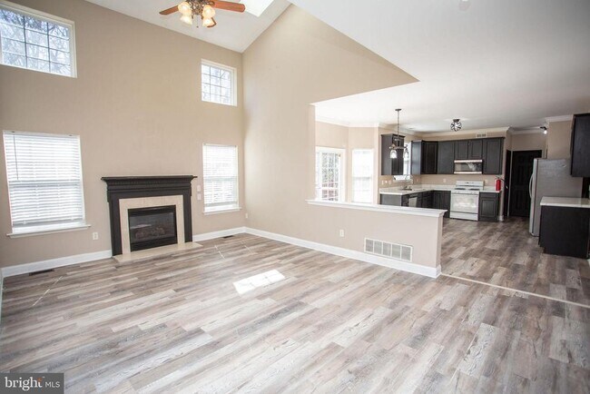 Building Photo - 1027 Dartmoor Ave