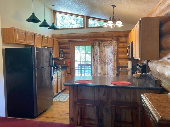 Foto del edificio - ONE ROOM | 1 BATH | LOG COUNTRY COTTAGE IN THE HILLS