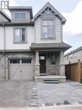 Building Photo - 124 Parkinson Crescent