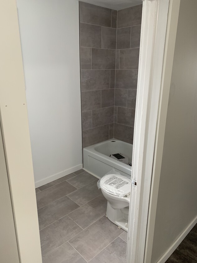 Main Bath - 802 Hobart St