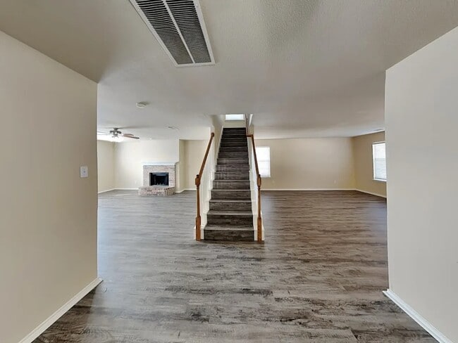 Foto del edificio - 5027 Raymond Dr