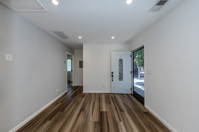Building Photo - 4710 Townsend Ave
