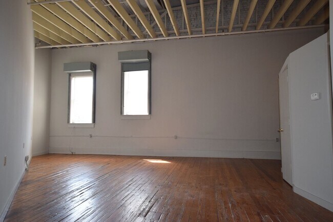 Building Photo - 313