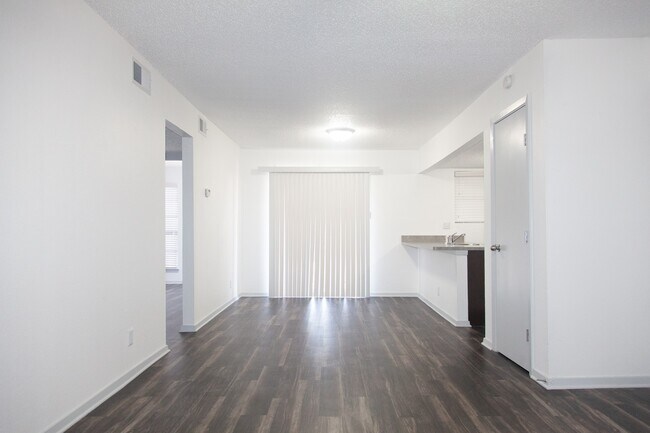 Foto del edificio - 8001 Gessner Dr