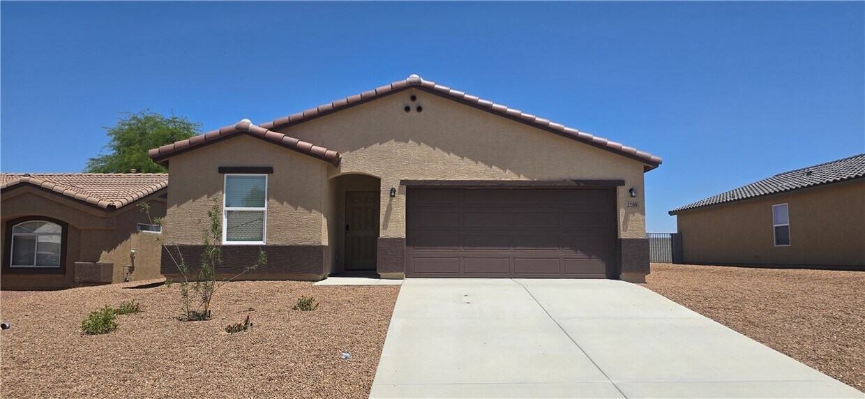 Primary Photo - 2109 E Crystal Dr