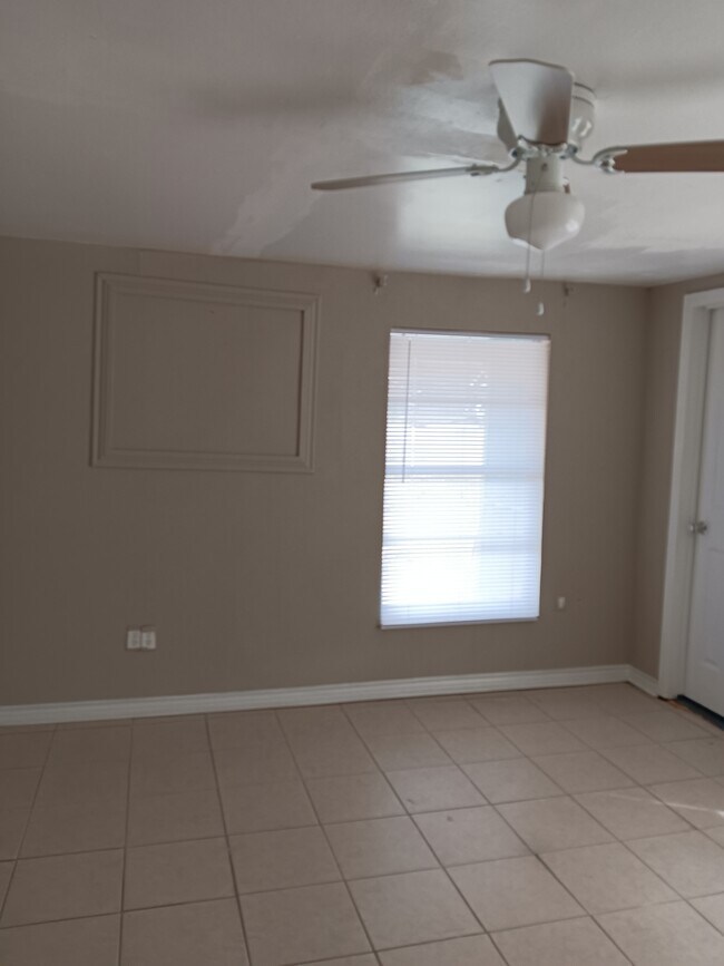 Dormitorio 1 - 901 N Hamlett St