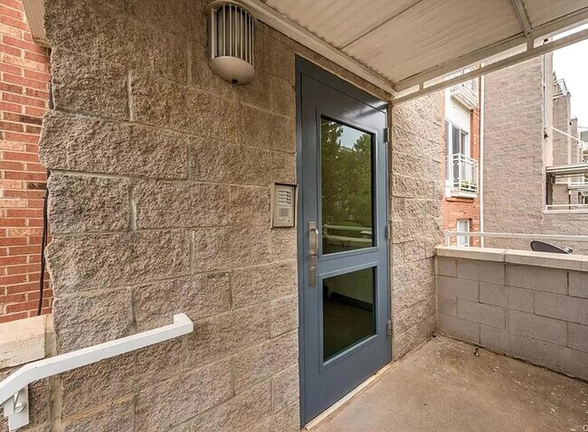 Foto del edificio - Room in Condo on Donatello Avenue