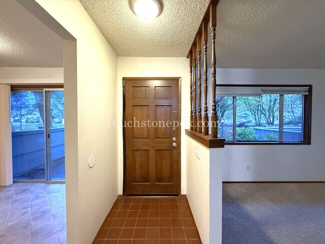 Building Photo - Cozy 2BD Apartment with Patio, East Portland