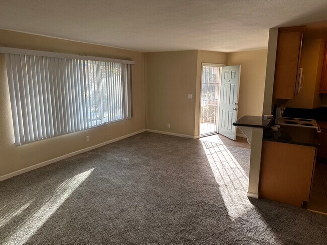 Foto del edificio - 6031 Northcrest Cir