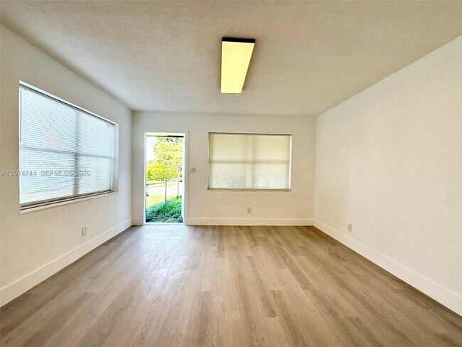 Foto del edificio - 910 SW 2nd Ave