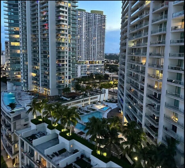 Foto del edificio - 350 S Miami Ave