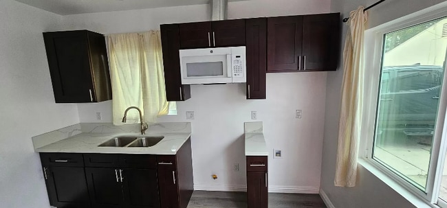 Foto del edificio - 1117 E 70th St