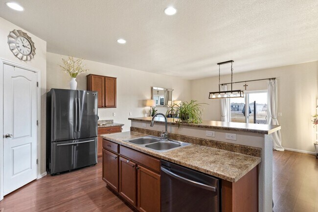 Foto del edificio - $2828 | 5BR/3BA | Beautiful Home in Larson Ranch on Intrepid Way