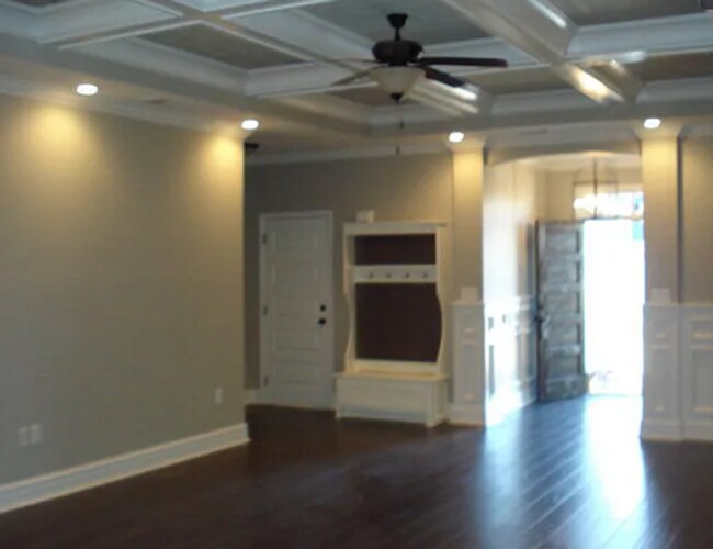 Building Photo - Luxurious 4BR/3BA Home with Fenced Backyar...