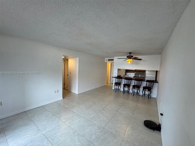Foto del edificio - 10700 SW 108th Ave