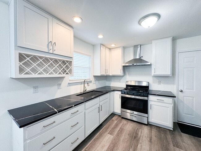 Building Photo - Conveniently Located 3 Bed 2.5 Bath Home i...