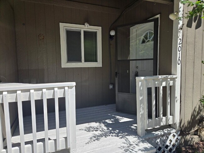 Foto del edificio - Recently updated 2/1.5 townhome next to the hospital