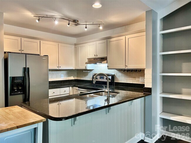 Foto del edificio - 3306 Selwyn Farms Ln