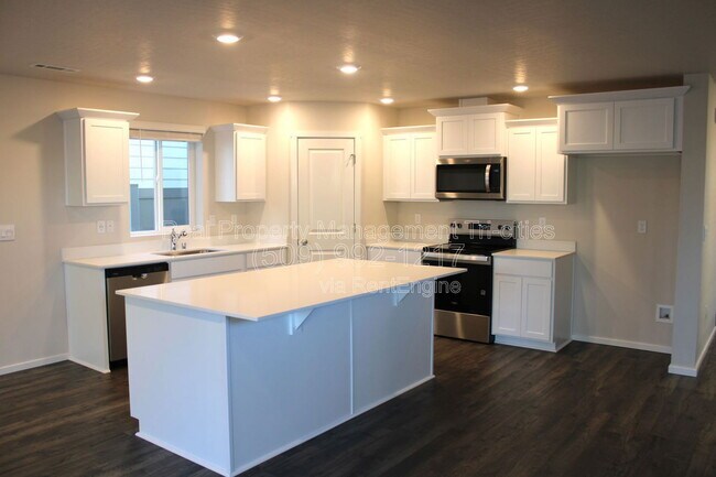 Foto del edificio - 611 S Zeelar St