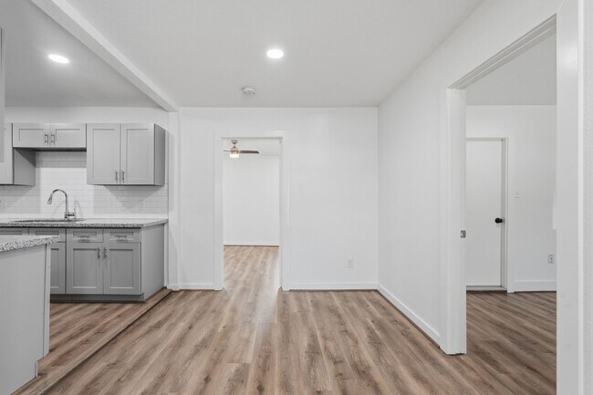 Foto del edificio - 5962 Ridgeway Dr