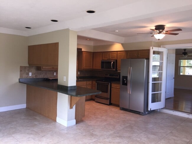 Foto del edificio - Spacious 3-Bedroom Home in Rio Vista - One Block from the River!