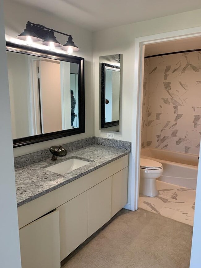 Vanity Area - 1530 Key Blvd
