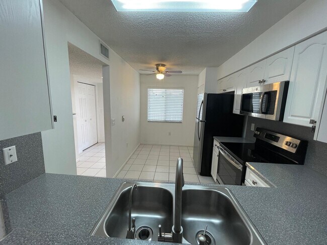 Foto del edificio - 6269 Pointe Regal Cir