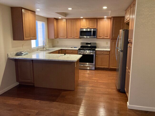 Building Photo - 3144 Larchmont Ln