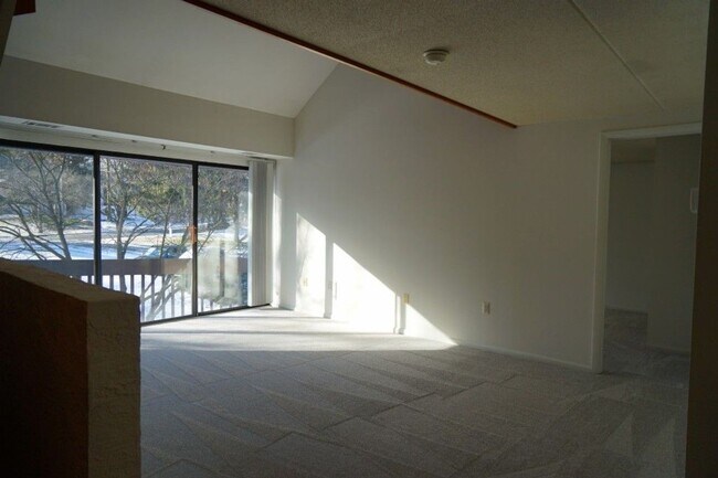 Foto del edificio - Immaculate 2 bedroom Loft Style Condo avai...